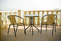 фотография столика с креслами на веранде